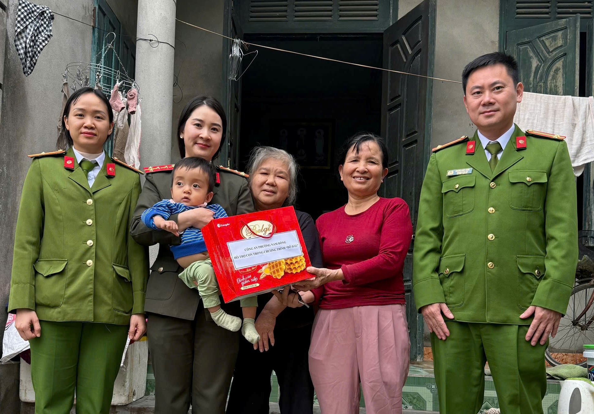 Công an phường Nam Đồng tiếp tục lan tỏa phong trào “Nâng bước cùng em đến trường” và hưởng ứng các hoạt động trong 